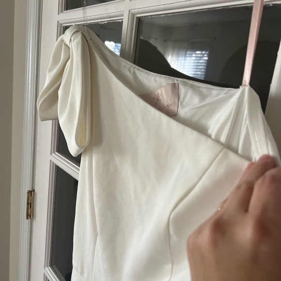 Gal Meets Glam Yvonne Bow One Shoulder Dress White - Picture 6 of 6